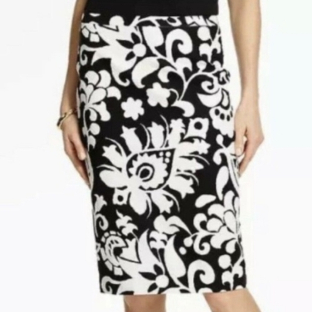 Talbots Textured Cotton Black & White Bold Floral Print Knee Length Pencil Skirt - Picture 2 of 14